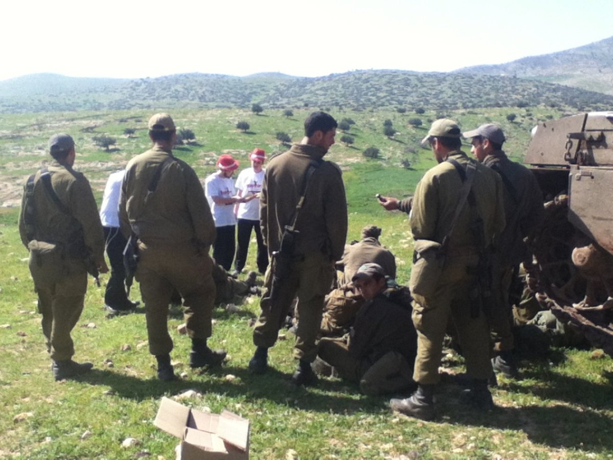 צפו בגלריה: אברהם פריד הפתיע את החיילים בשמירה