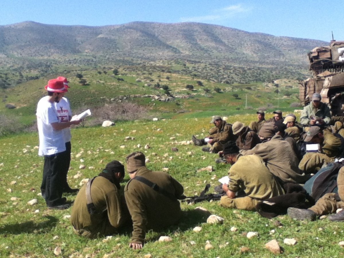 צפו בגלריה: אברהם פריד הפתיע את החיילים בשמירה