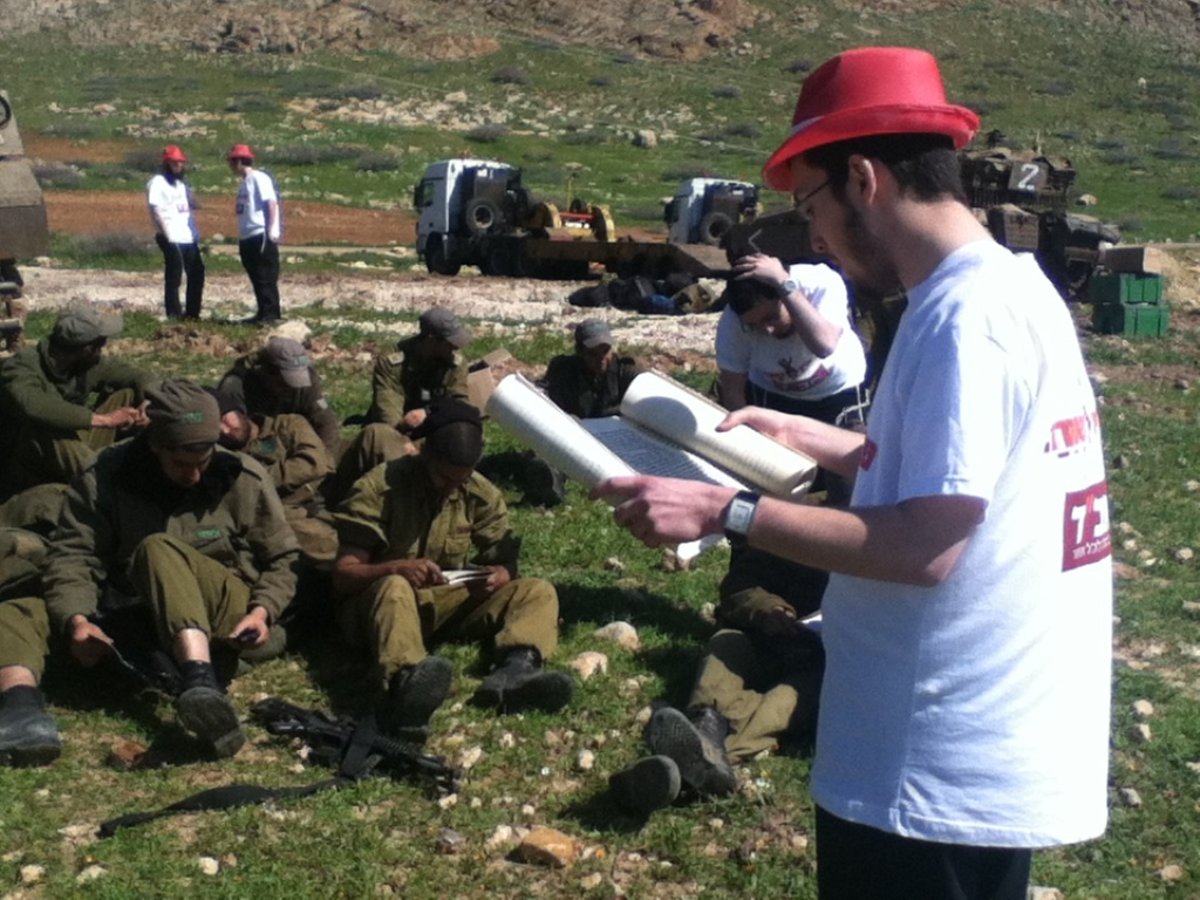 צפו בגלריה: אברהם פריד הפתיע את החיילים בשמירה