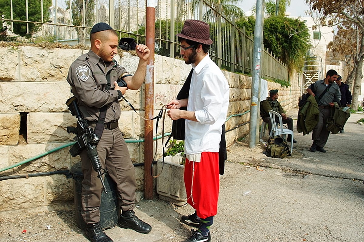 צפו בגלריה: אברהם פריד הפתיע את החיילים בשמירה