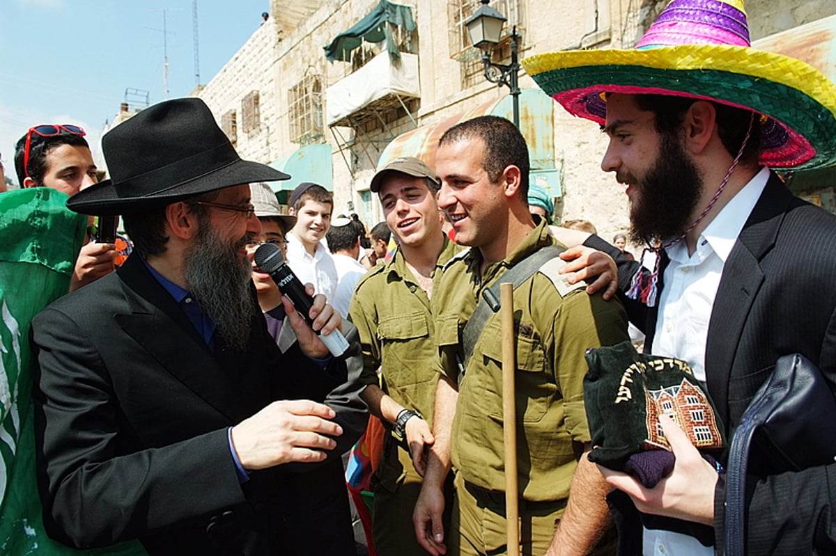 צפו בגלריה: אברהם פריד הפתיע את החיילים בשמירה