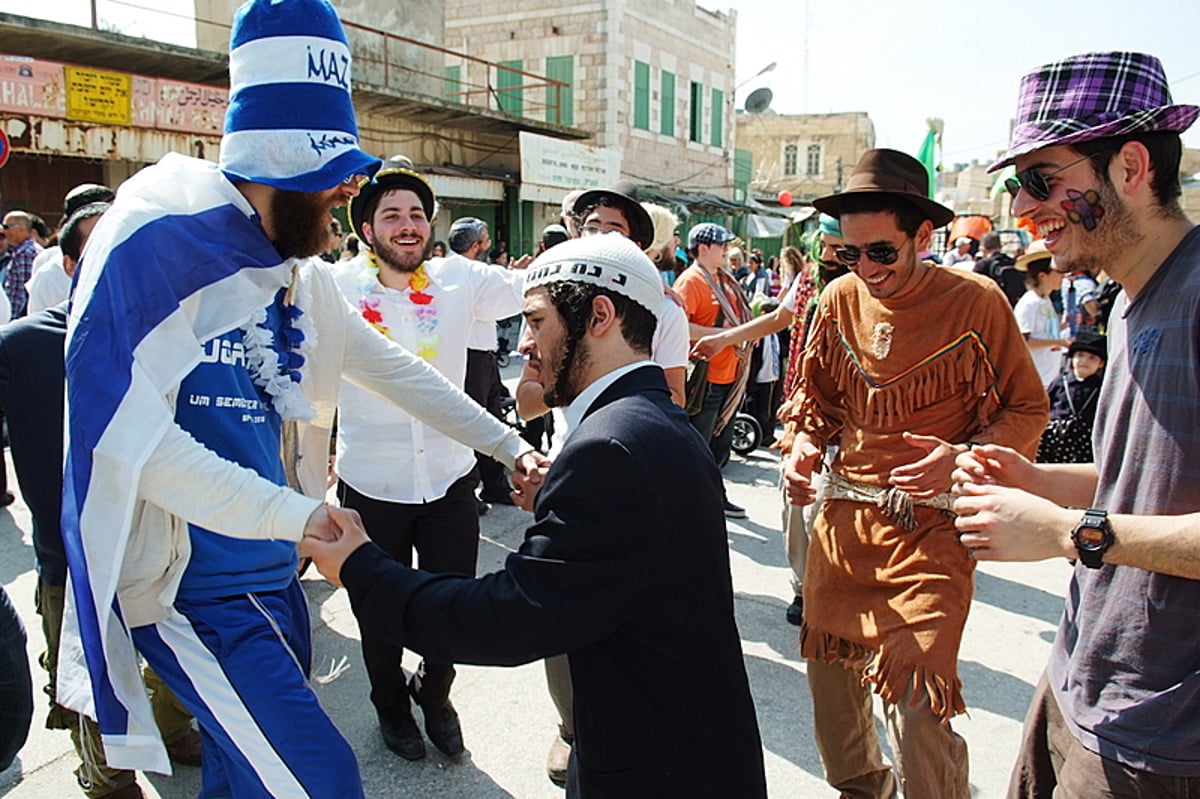 צפו בגלריה: אברהם פריד הפתיע את החיילים בשמירה