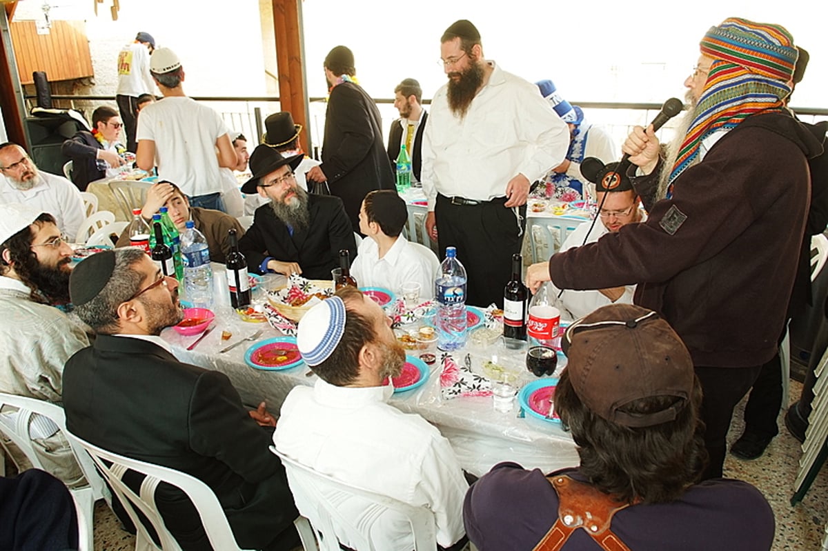 צפו בגלריה: אברהם פריד הפתיע את החיילים בשמירה