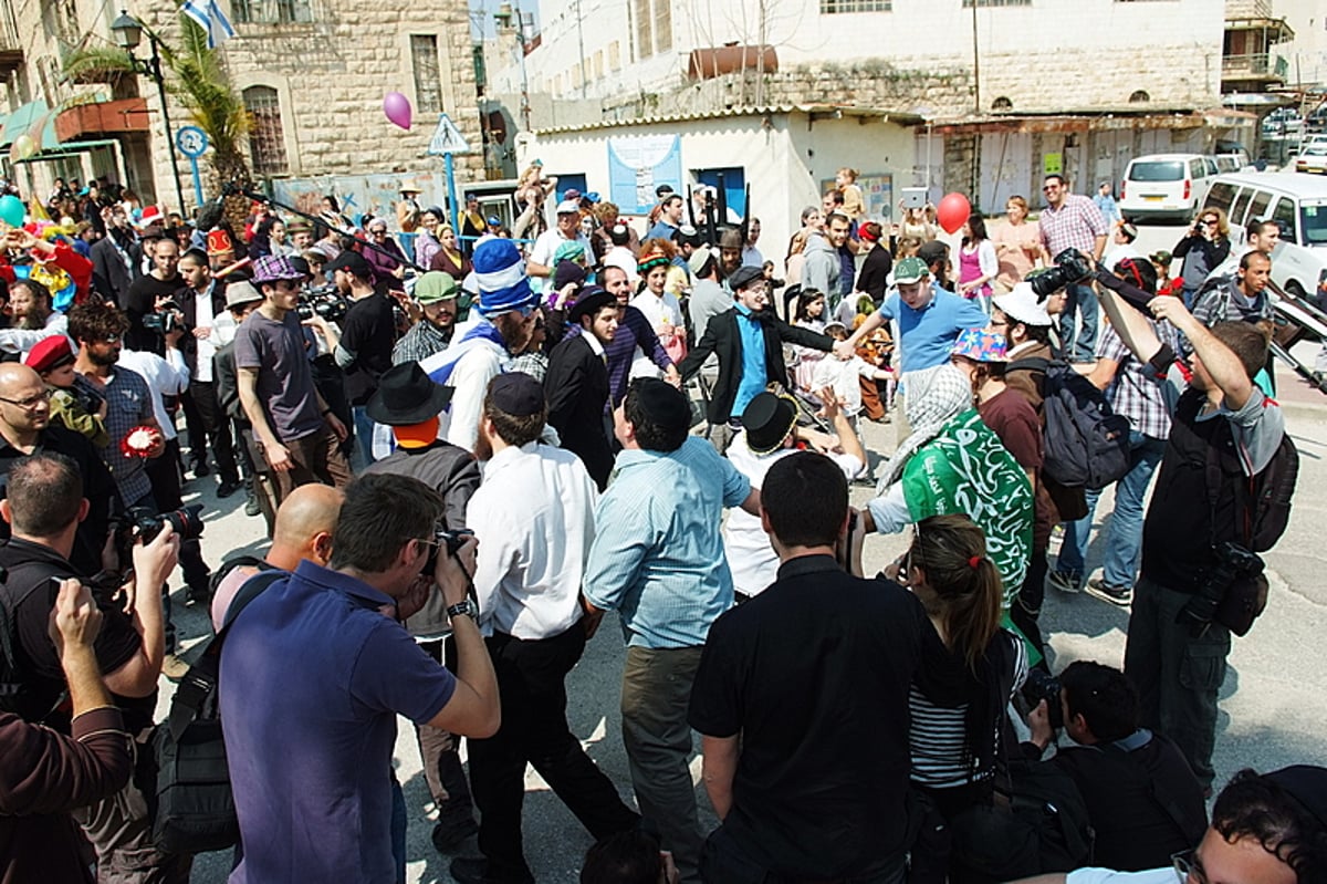 צפו בגלריה: אברהם פריד הפתיע את החיילים בשמירה