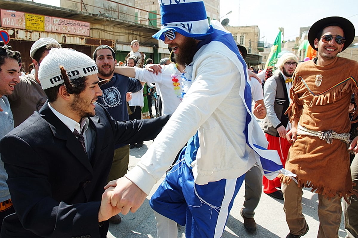 צפו בגלריה: אברהם פריד הפתיע את החיילים בשמירה