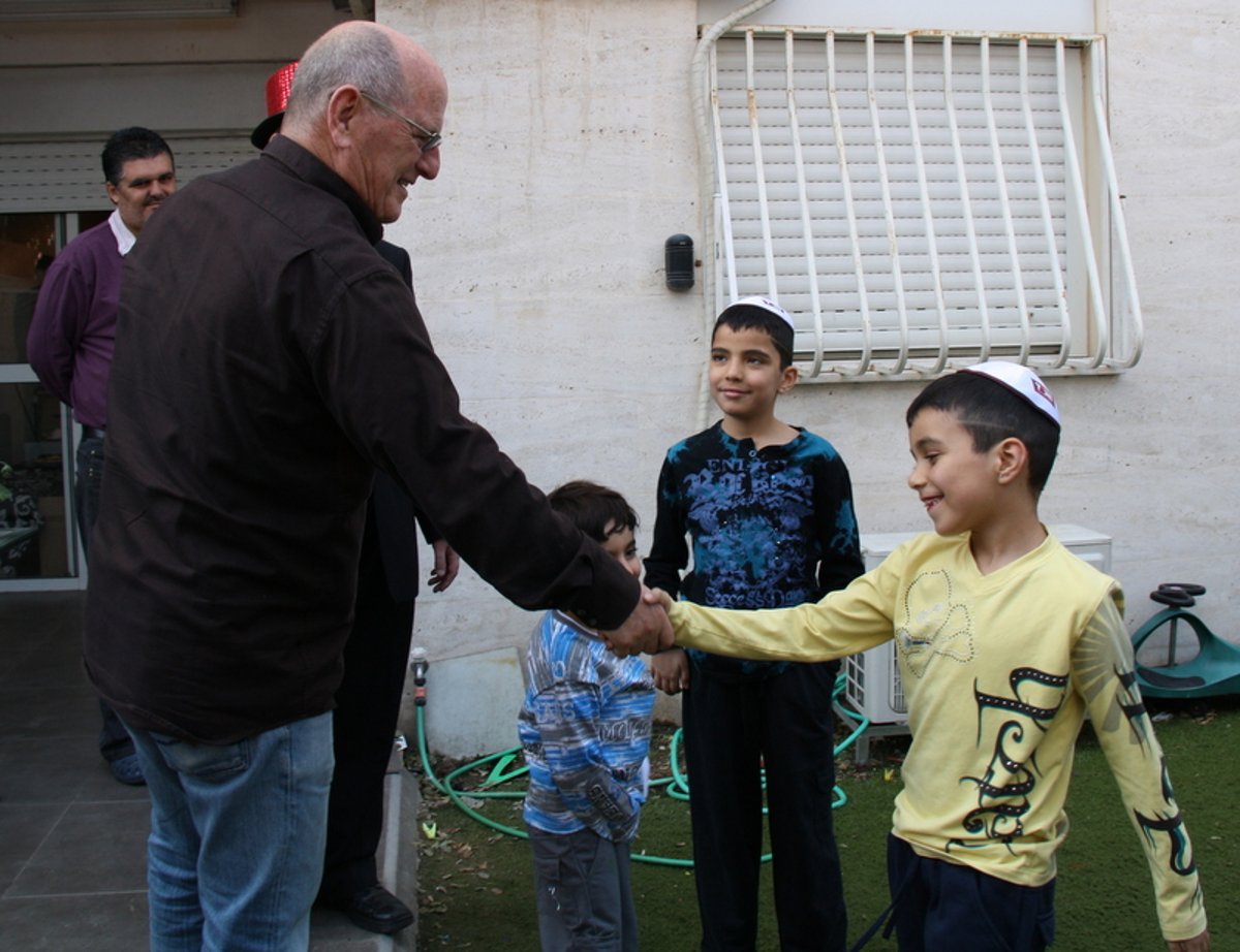 צפו בגלריה: אברהם פריד הפתיע את החיילים בשמירה