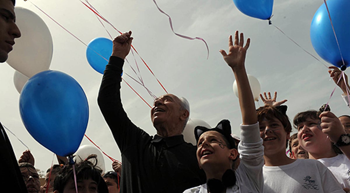 הנשיא פרס: "אני מזכיר לראשי החמאס כי העתיד טמון בשלום"