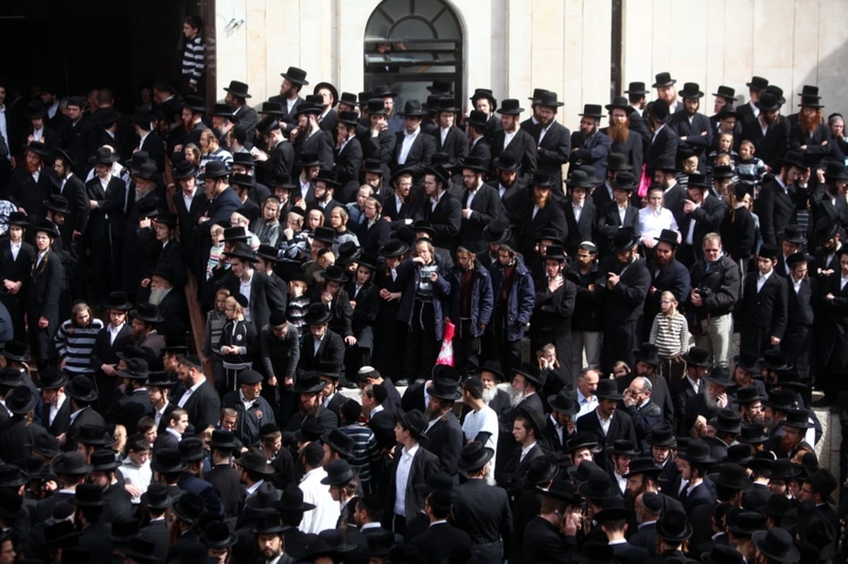 וכל בית ישראל יבכו ● מאה תמונות מהלווית האדמו"ר מויז'ניץ זצ"ל