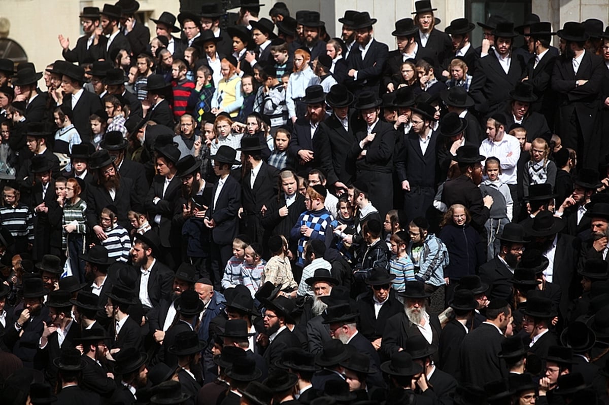 וכל בית ישראל יבכו ● מאה תמונות מהלווית האדמו"ר מויז'ניץ זצ"ל