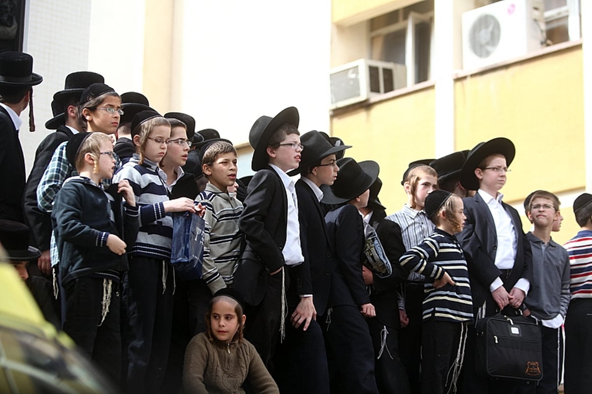 וכל בית ישראל יבכו ● מאה תמונות מהלווית האדמו"ר מויז'ניץ זצ"ל