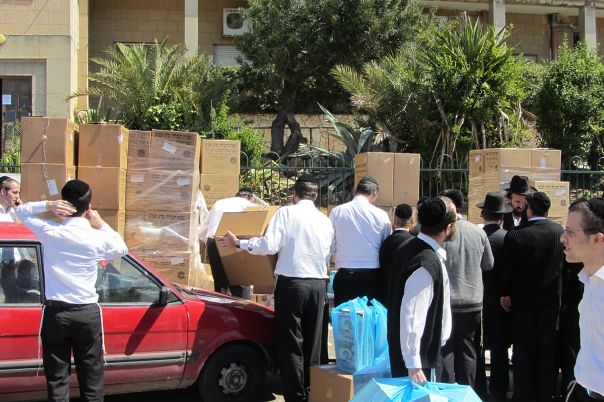 זריזין מקדימין: חלוקת מצות בכולל ישיבת פוניבז'