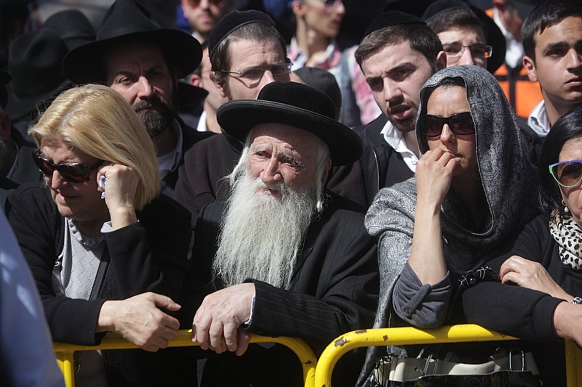 רבבות מלווים את הנרצחים מצרפת