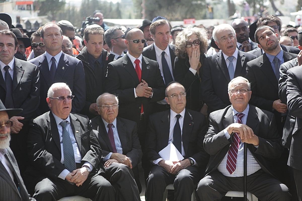 רבבות מלווים את הנרצחים מצרפת