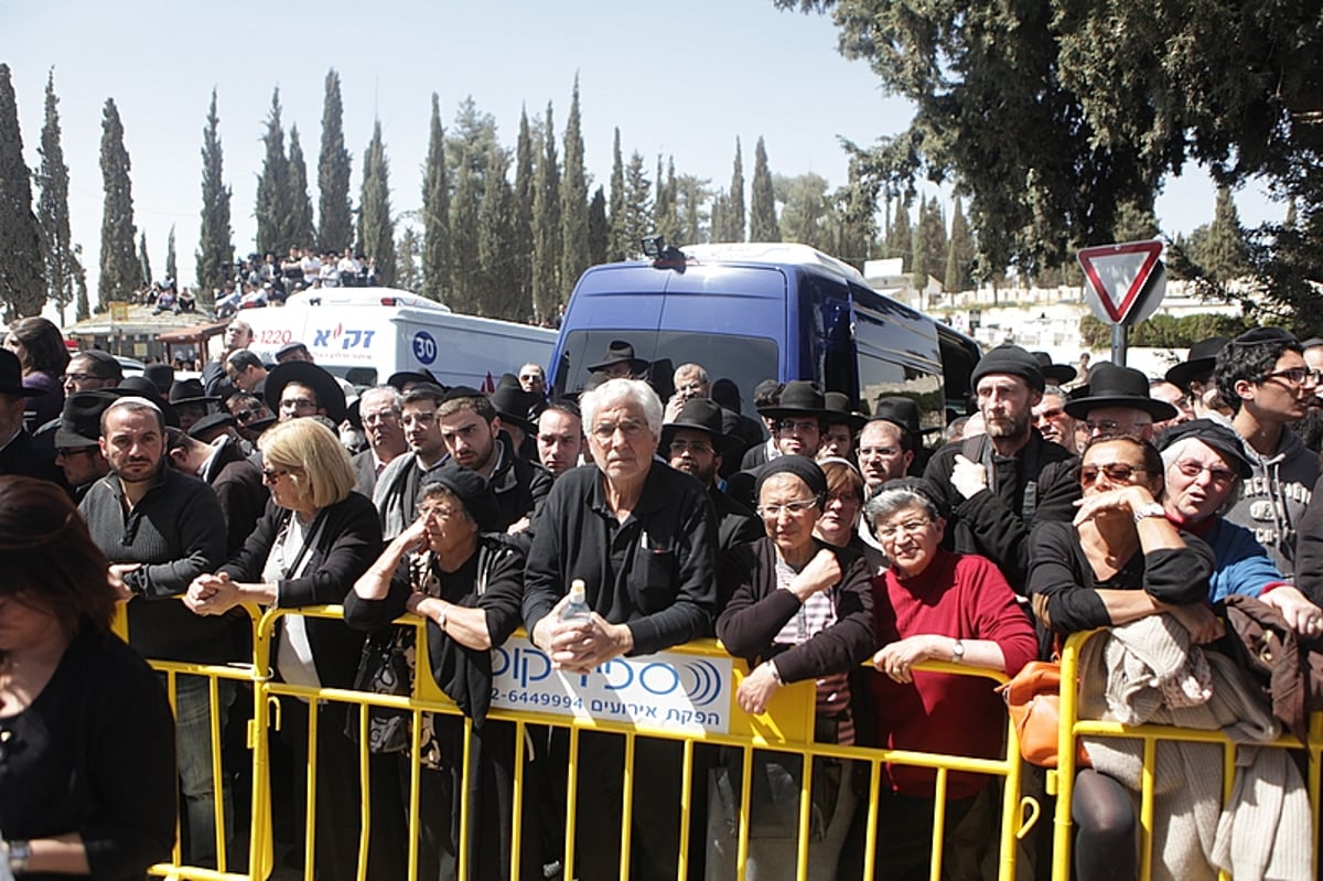 רבבות מלווים את הנרצחים מצרפת