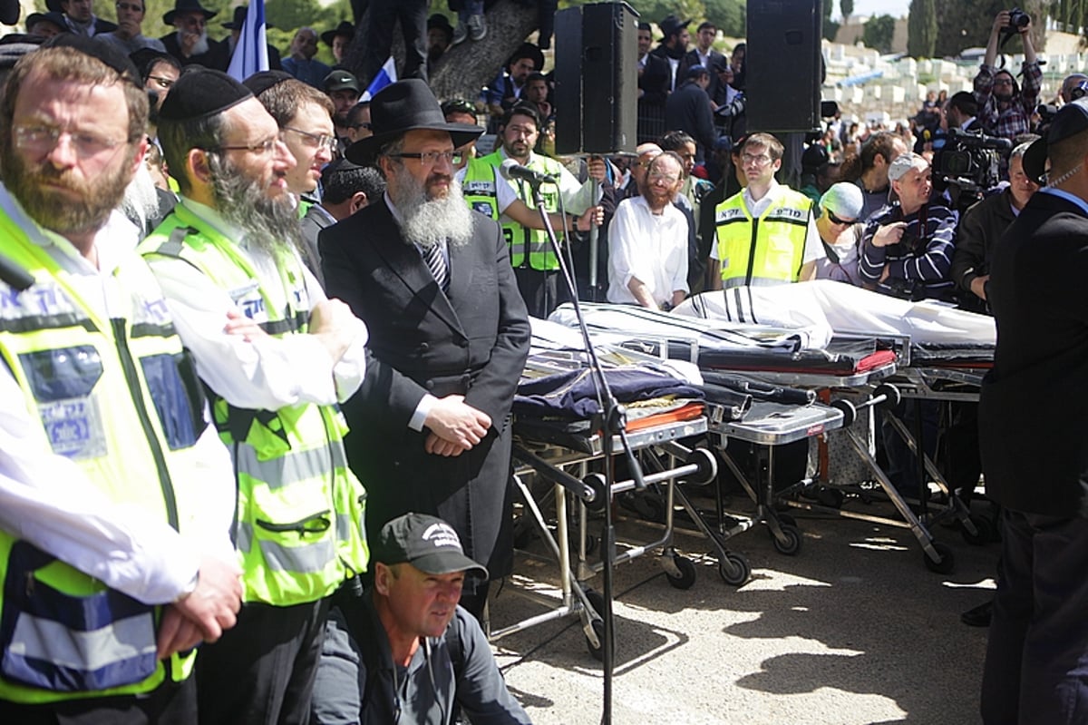 רבבות מלווים את הנרצחים מצרפת