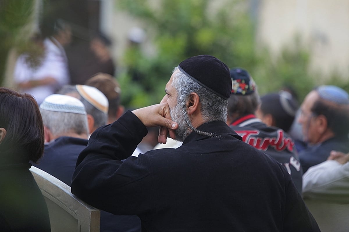 הלוויה אחת, שישה קברים ● האב ו-5 ילדיו הובאו למנוחות