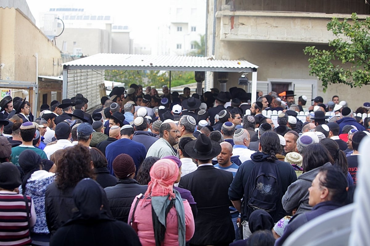 הלוויה אחת, שישה קברים ● האב ו-5 ילדיו הובאו למנוחות