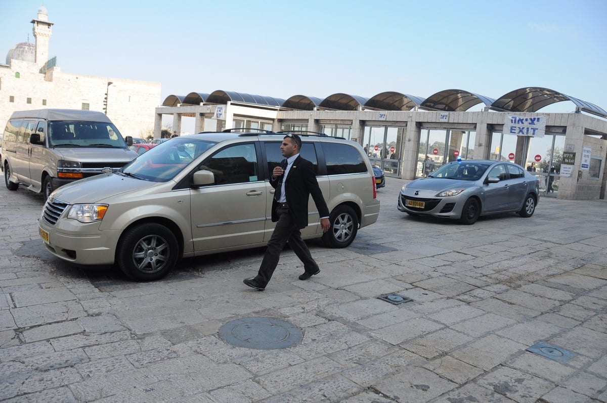 מופז התפלל בכותל המערבי: "נחליף את שלטון נתניהו"