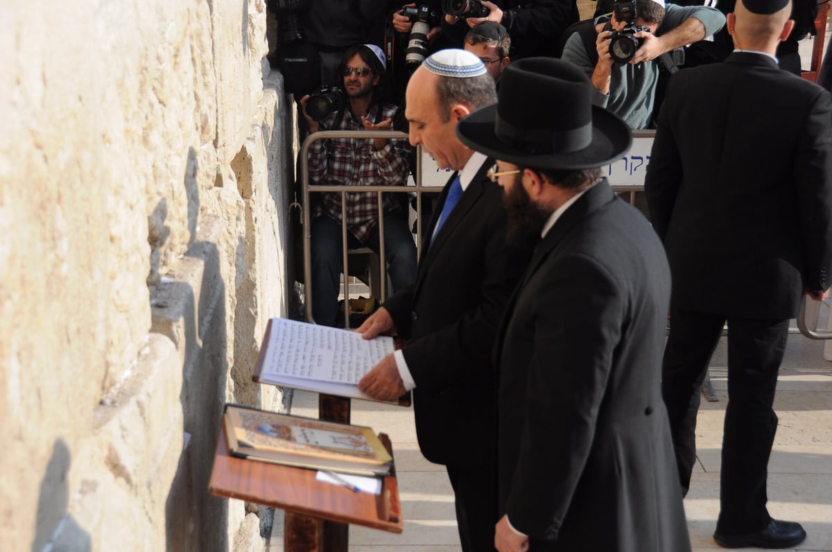 מופז התפלל בכותל המערבי: "נחליף את שלטון נתניהו"