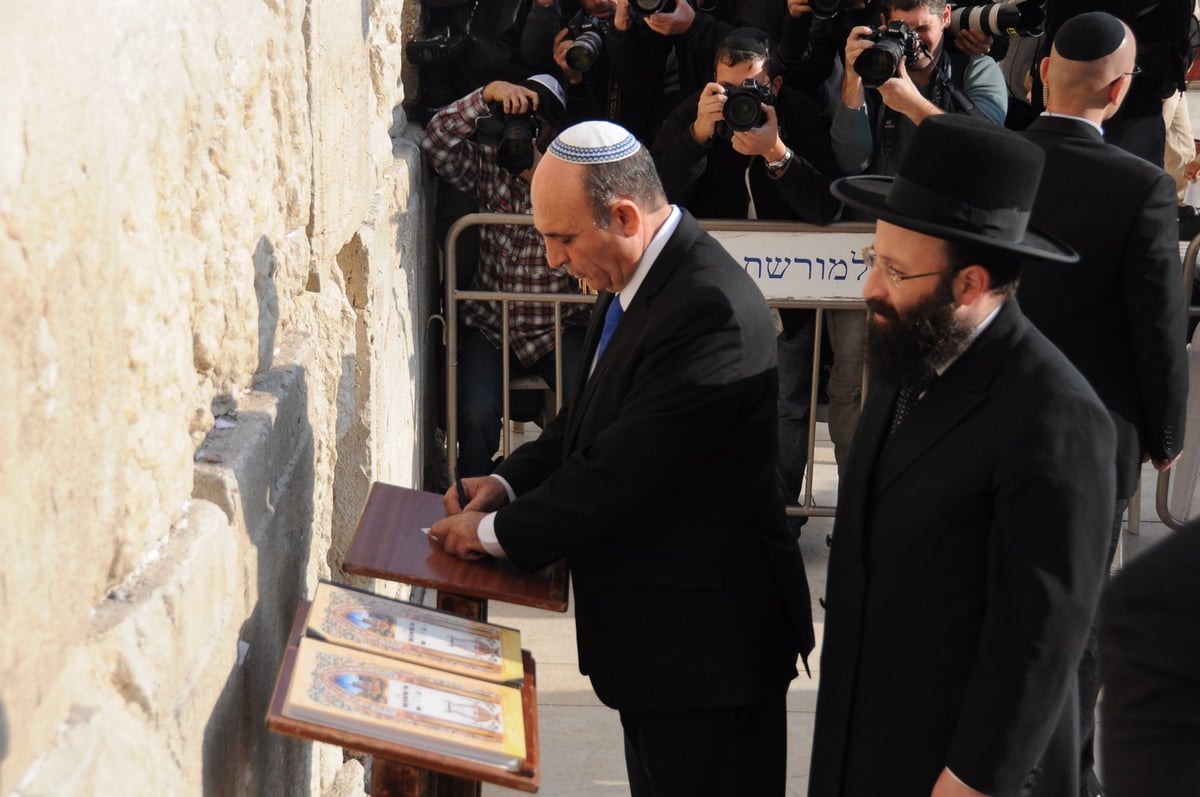 מופז התפלל בכותל המערבי: "נחליף את שלטון נתניהו"