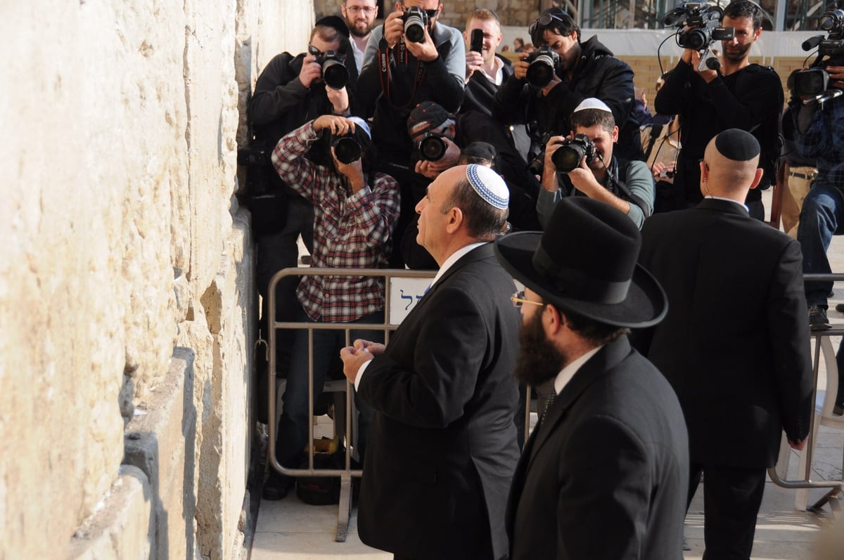 מופז התפלל בכותל המערבי: "נחליף את שלטון נתניהו"