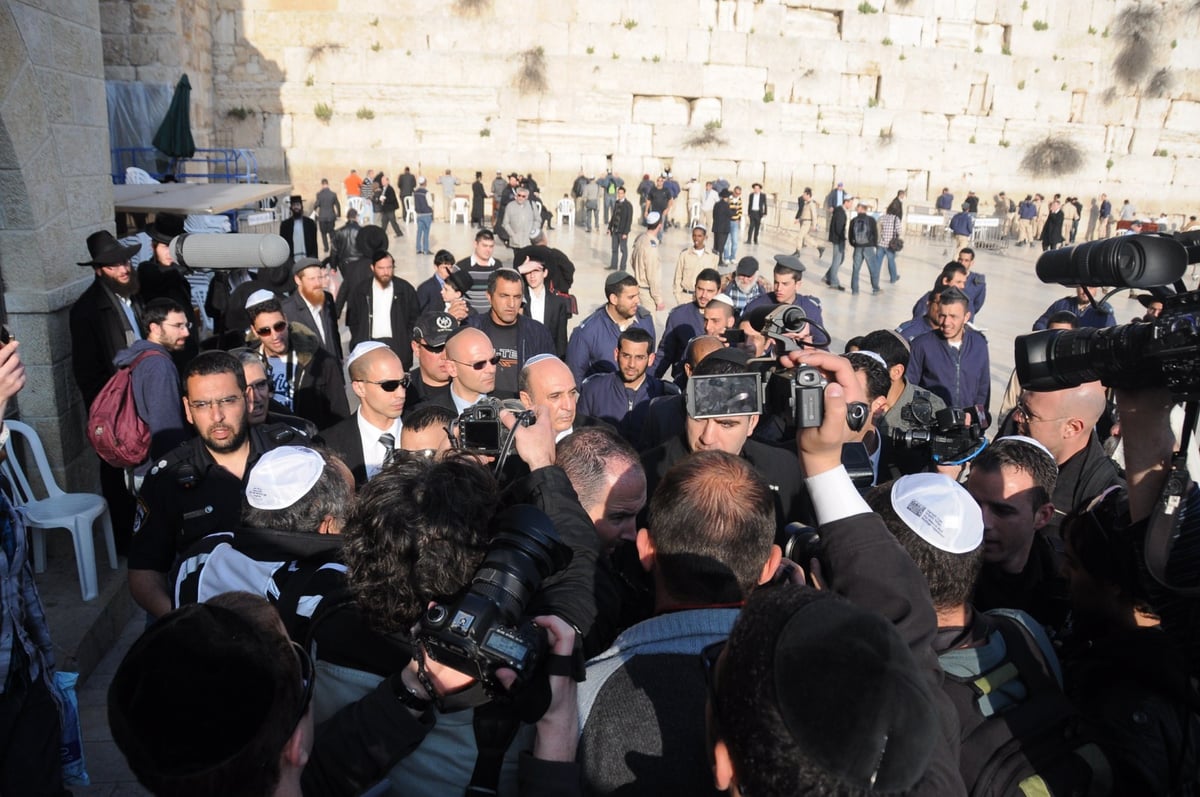 מופז התפלל בכותל המערבי: "נחליף את שלטון נתניהו"