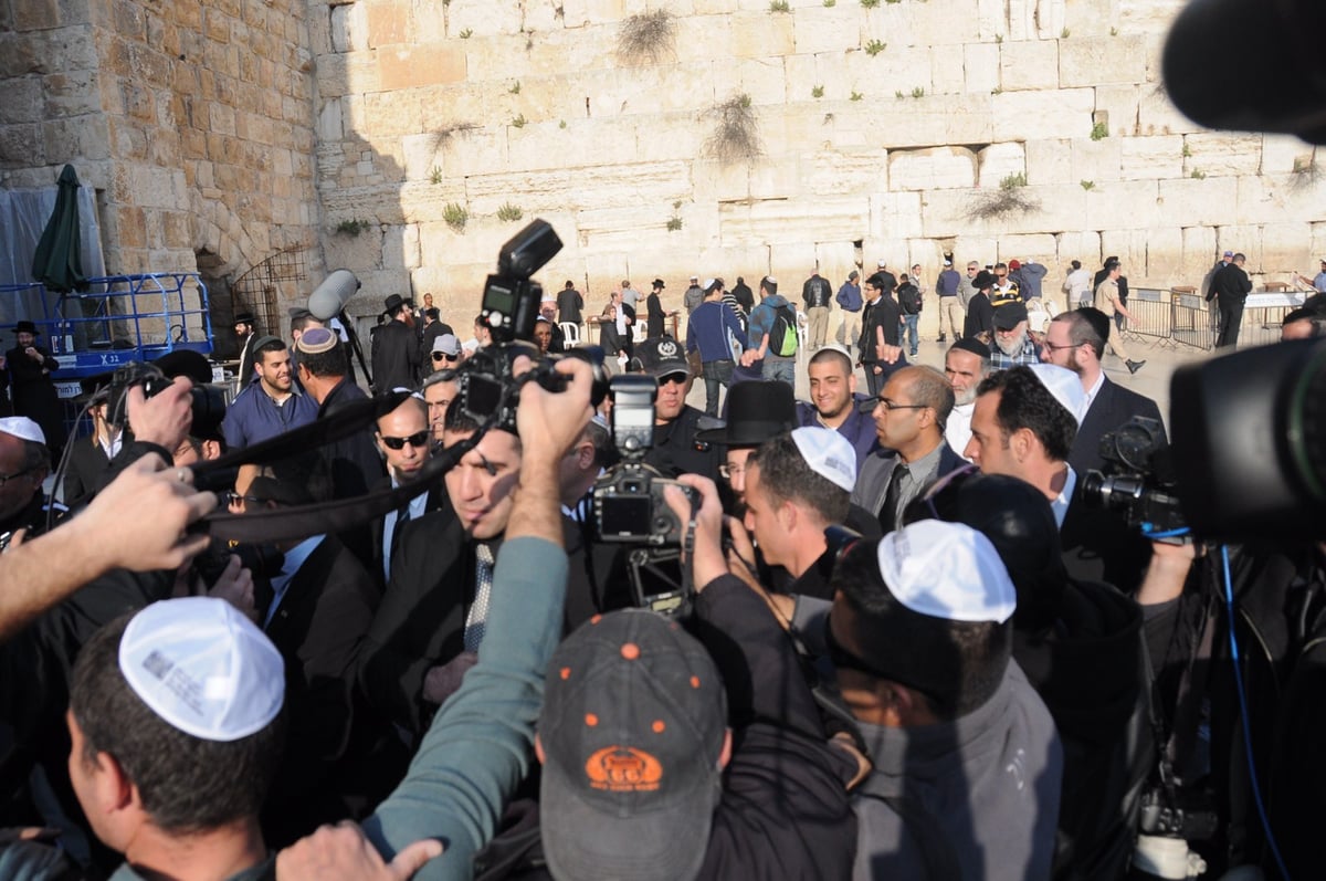 מופז התפלל בכותל המערבי: "נחליף את שלטון נתניהו"