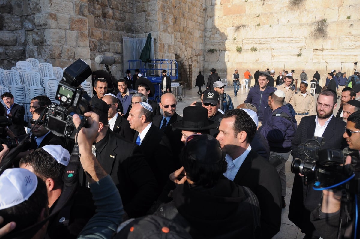 מופז התפלל בכותל המערבי: "נחליף את שלטון נתניהו"