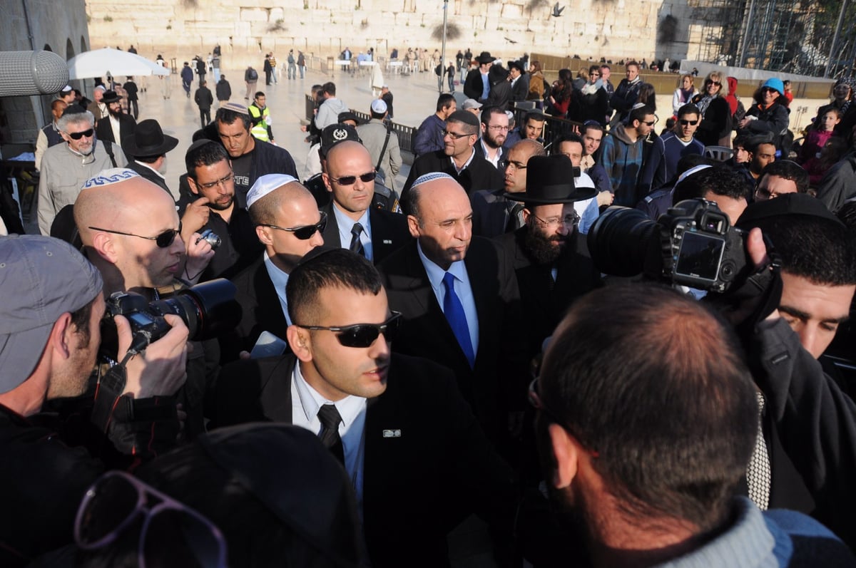 מופז התפלל בכותל המערבי: "נחליף את שלטון נתניהו"