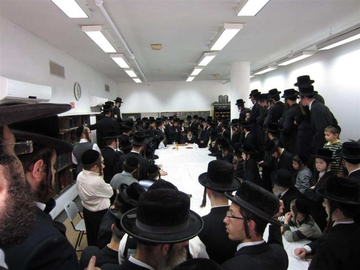 בחרדת קודש: גדולי ישראל אופים מצות ● תיעוד חגיגי