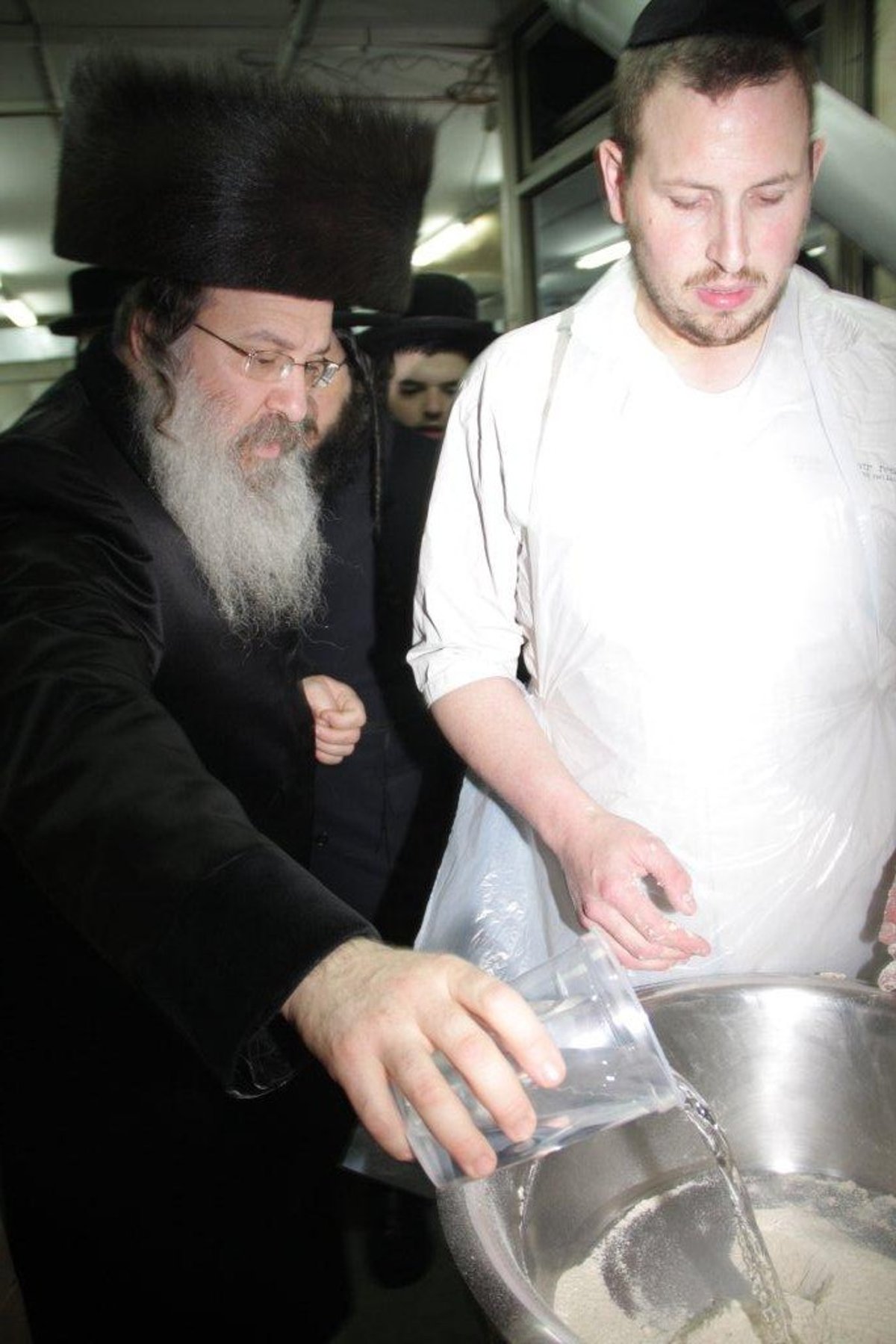 בחרדת קודש: גדולי ישראל אופים מצות ● תיעוד חגיגי