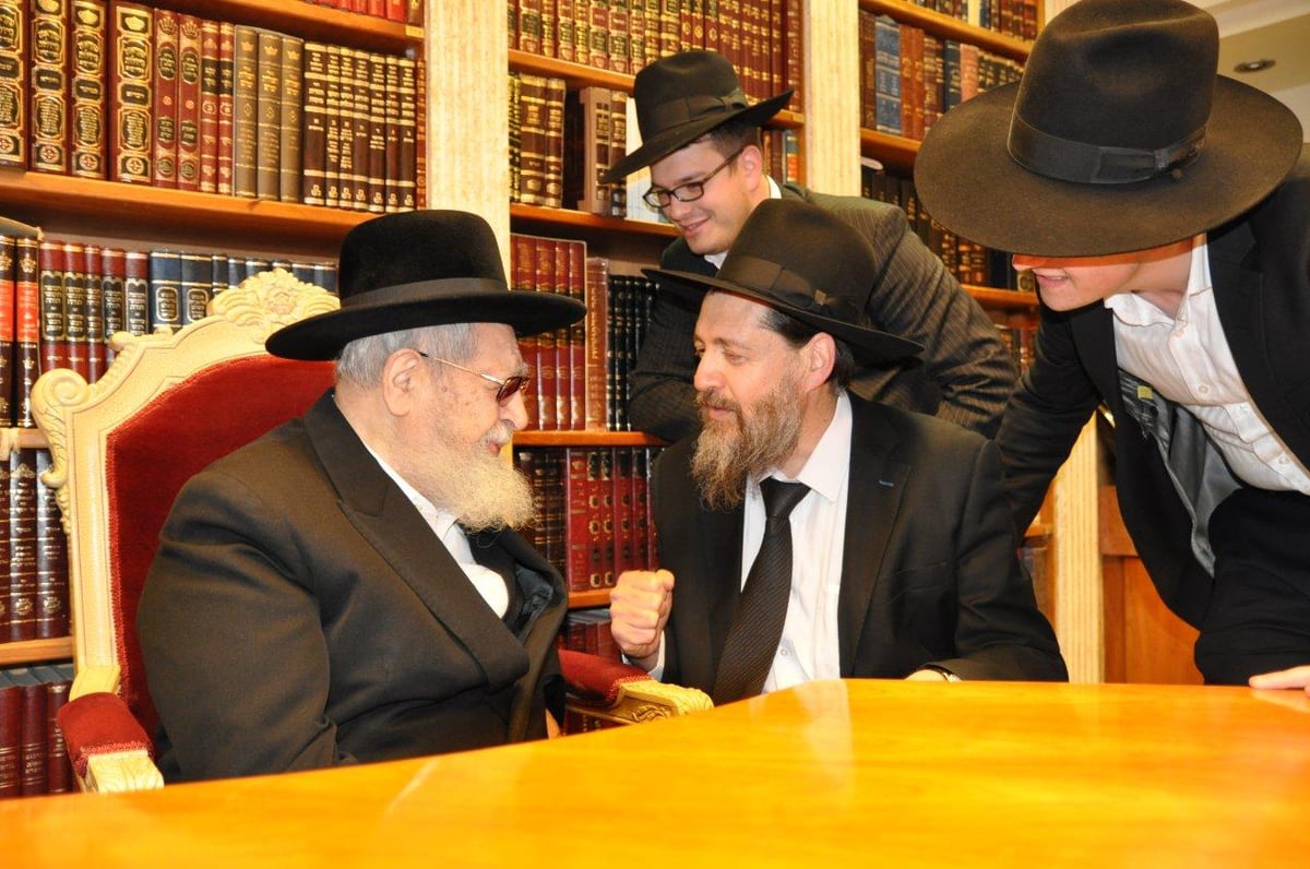 הרב עובדיה יוסף: "עדכנו אותי במצבו של הרב אלישיב"