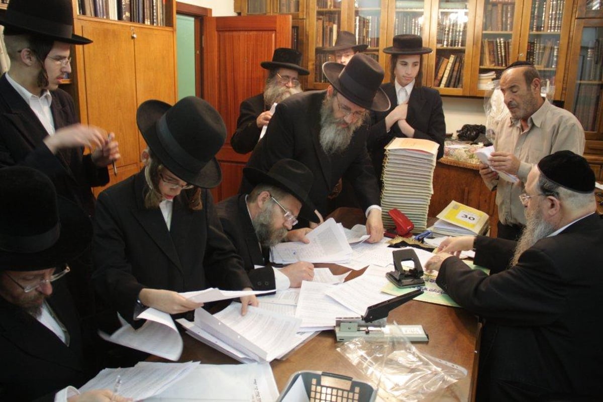 "להוי הפקר כעפרא דארעא": צפו בשריפת החמץ בבני-ברק