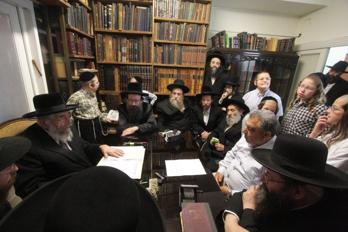 "להוי הפקר כעפרא דארעא": צפו בשריפת החמץ בבני-ברק
