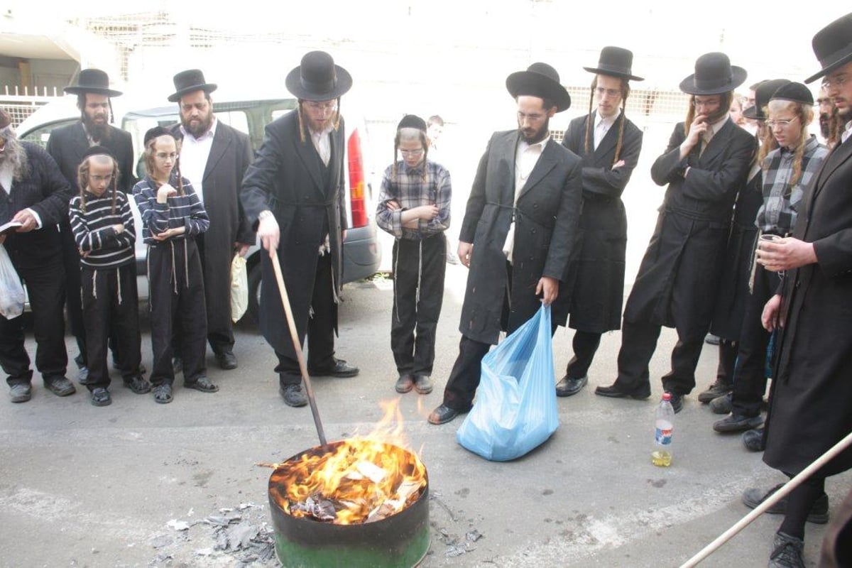 "להוי הפקר כעפרא דארעא": צפו בשריפת החמץ בבני-ברק