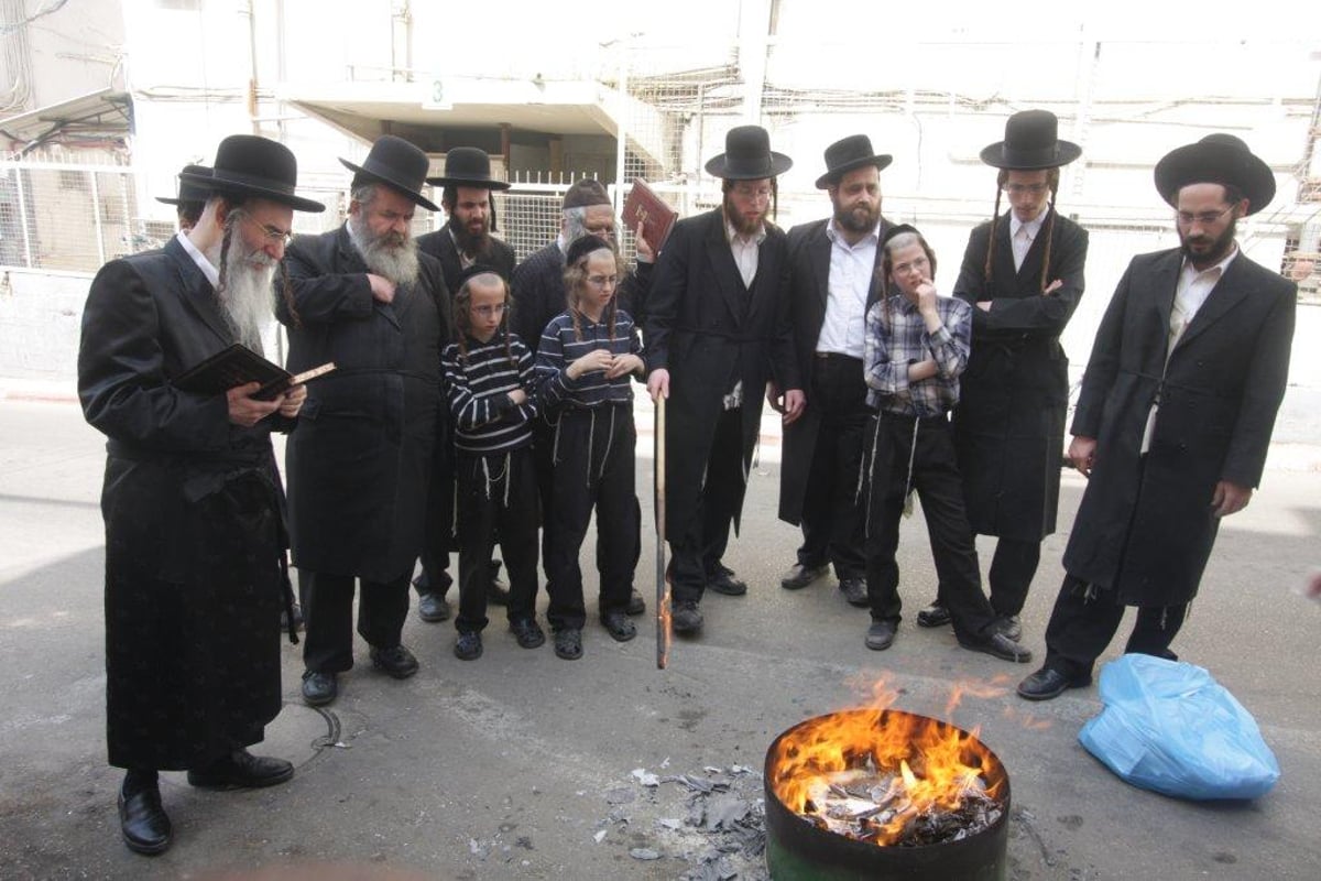 "להוי הפקר כעפרא דארעא": צפו בשריפת החמץ בבני-ברק