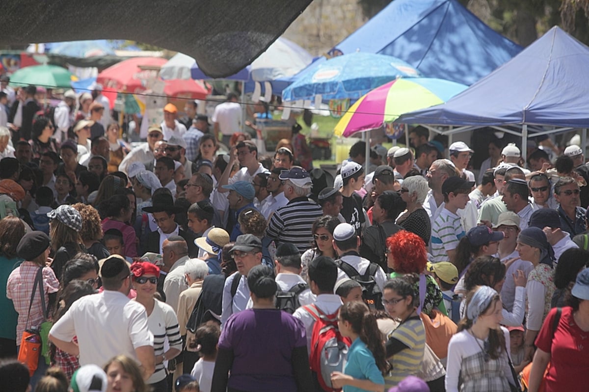 לאחר פינוי "בית המכפלה": המונים באו לחזק את חברון