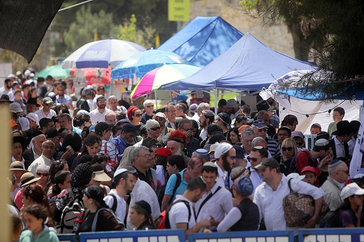 לאחר פינוי "בית המכפלה": המונים באו לחזק את חברון