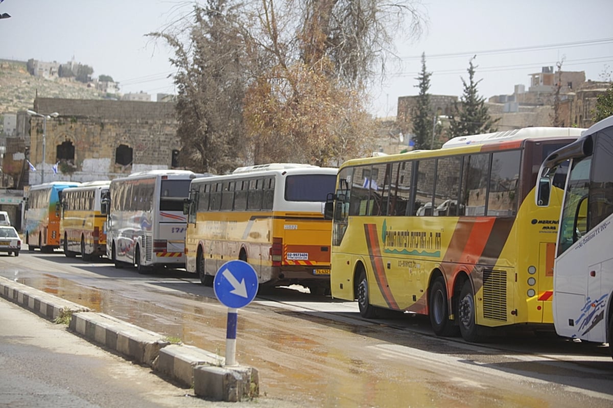 לאחר פינוי "בית המכפלה": המונים באו לחזק את חברון