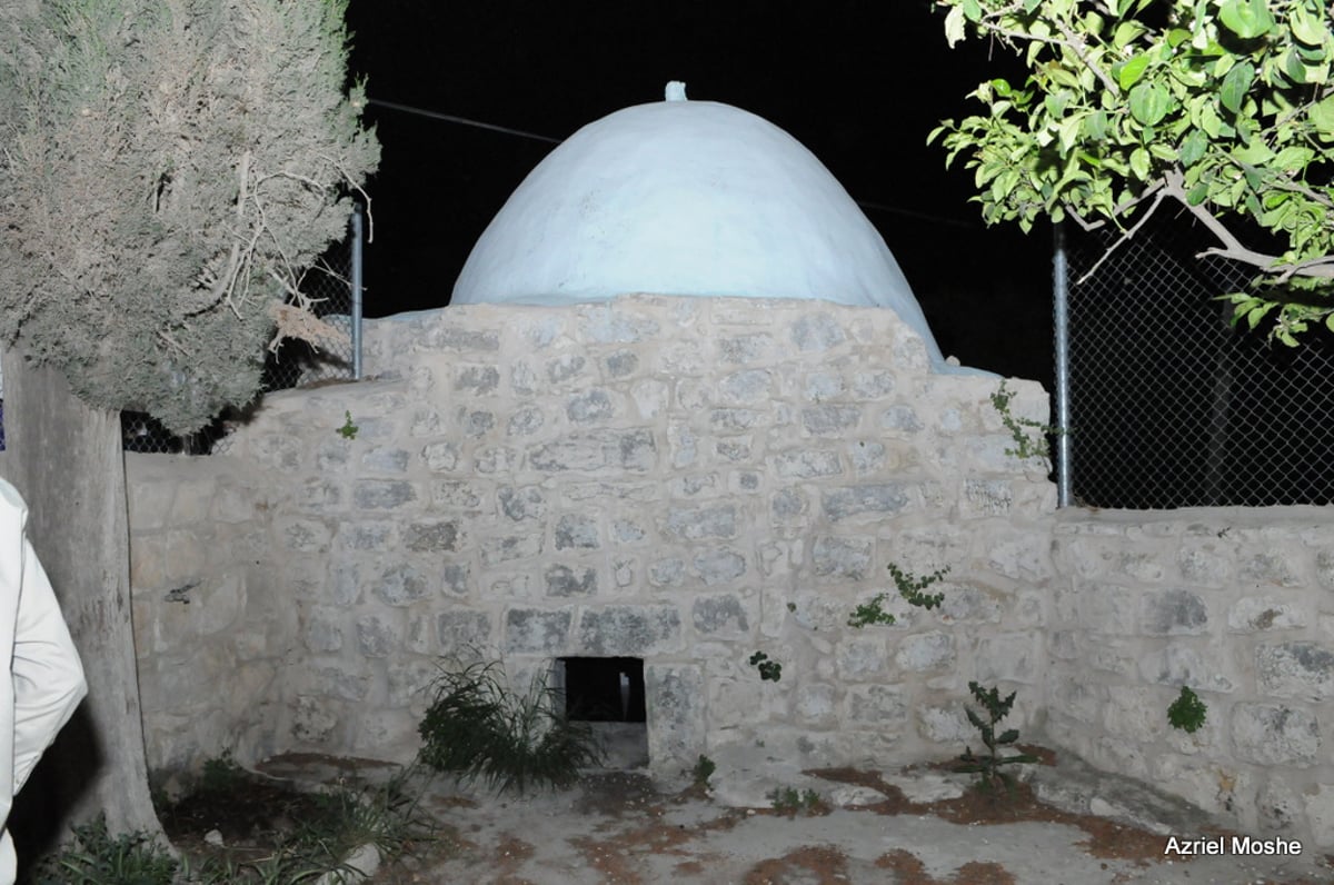 הרב עובדיה יוסף שיגר שליח לקבר יהושע