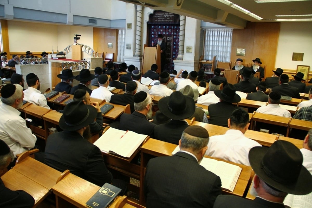 תמונות: הרב עובדיה יוסף ובניו באזכרה לדרעי