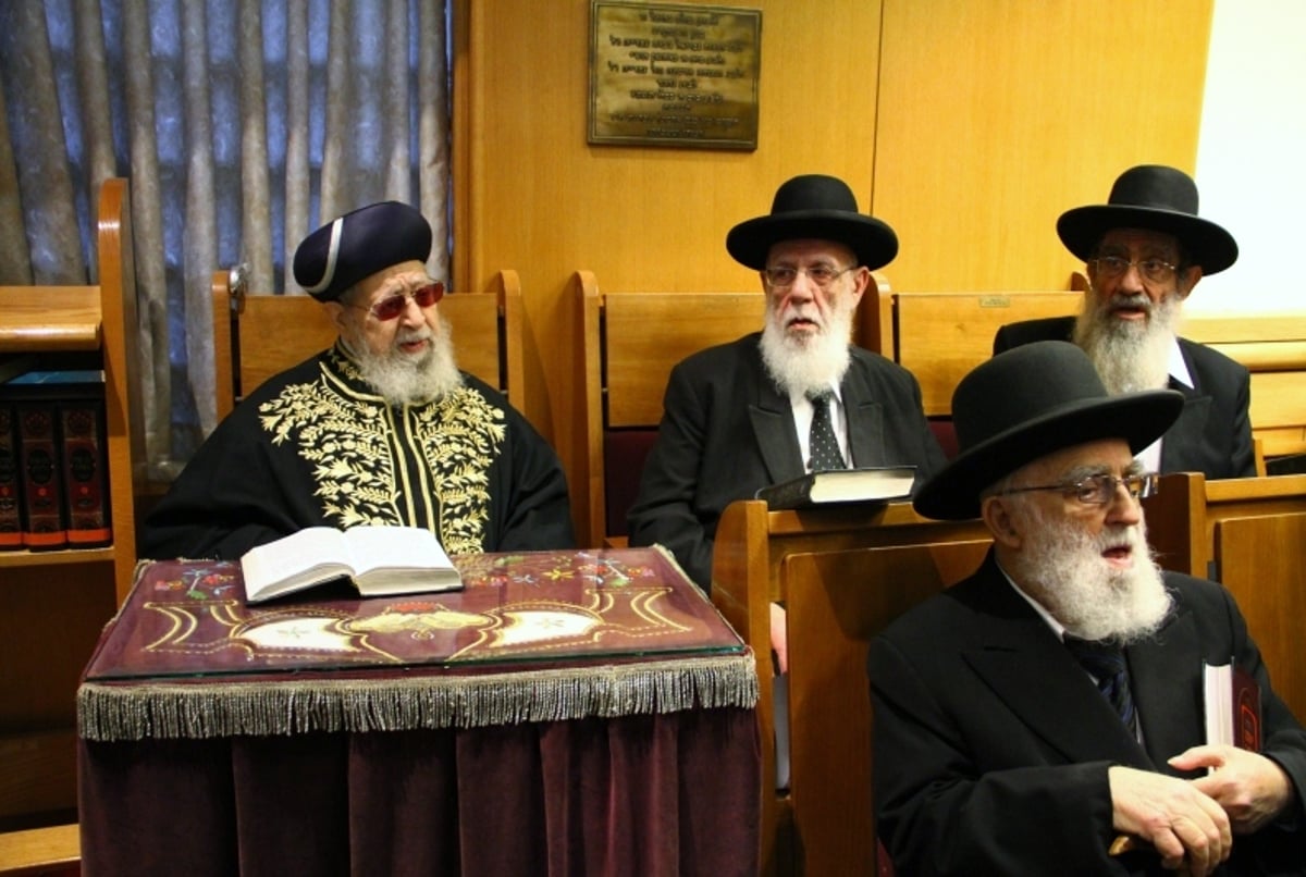 תמונות: הרב עובדיה יוסף ובניו באזכרה לדרעי