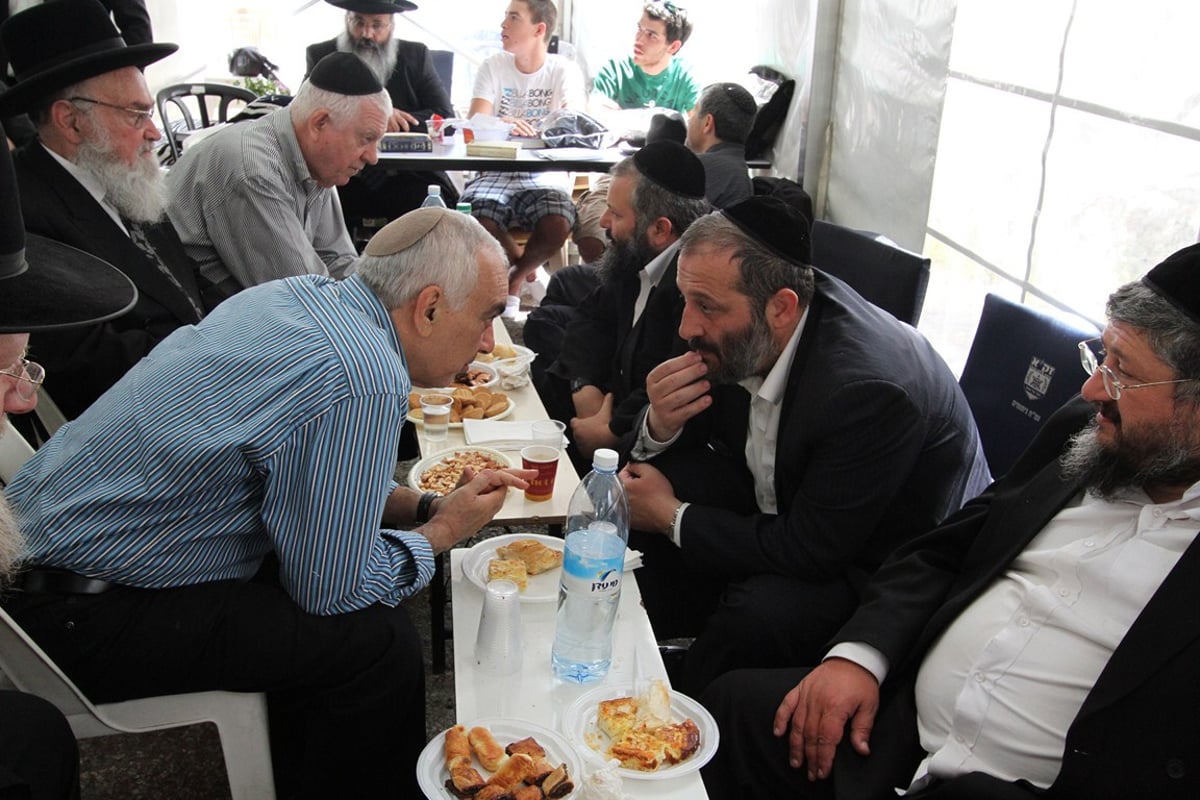 צפו בתיעוד: מה לחש אריה דרעי לפואד?