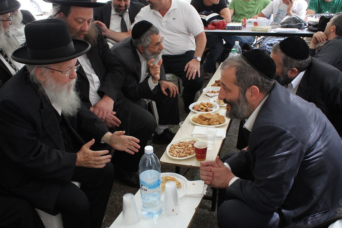 צפו בתיעוד: מה לחש אריה דרעי לפואד?