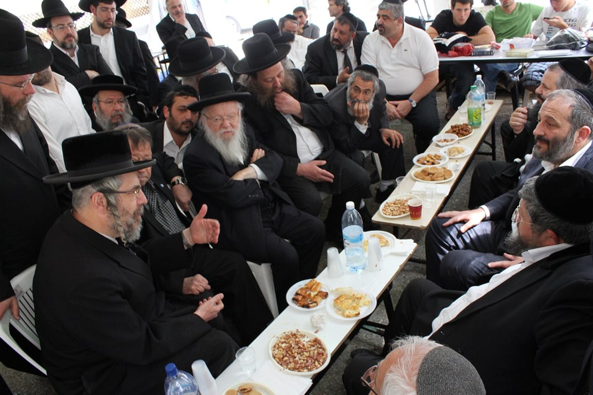 צפו בתיעוד: מה לחש אריה דרעי לפואד?