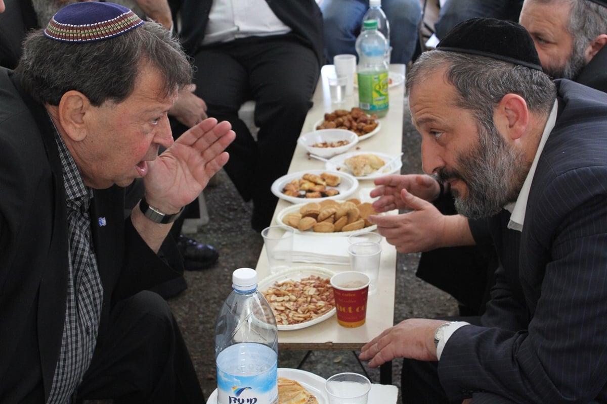 צפו בתיעוד: מה לחש אריה דרעי לפואד?