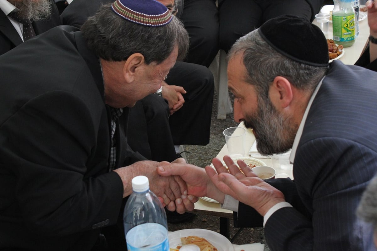 צפו בתיעוד: מה לחש אריה דרעי לפואד?