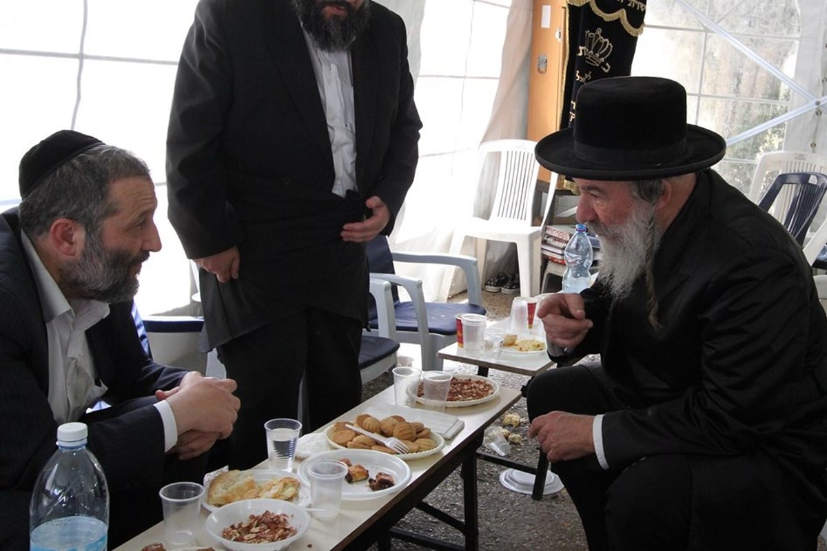 צפו בתיעוד: מה לחש אריה דרעי לפואד?