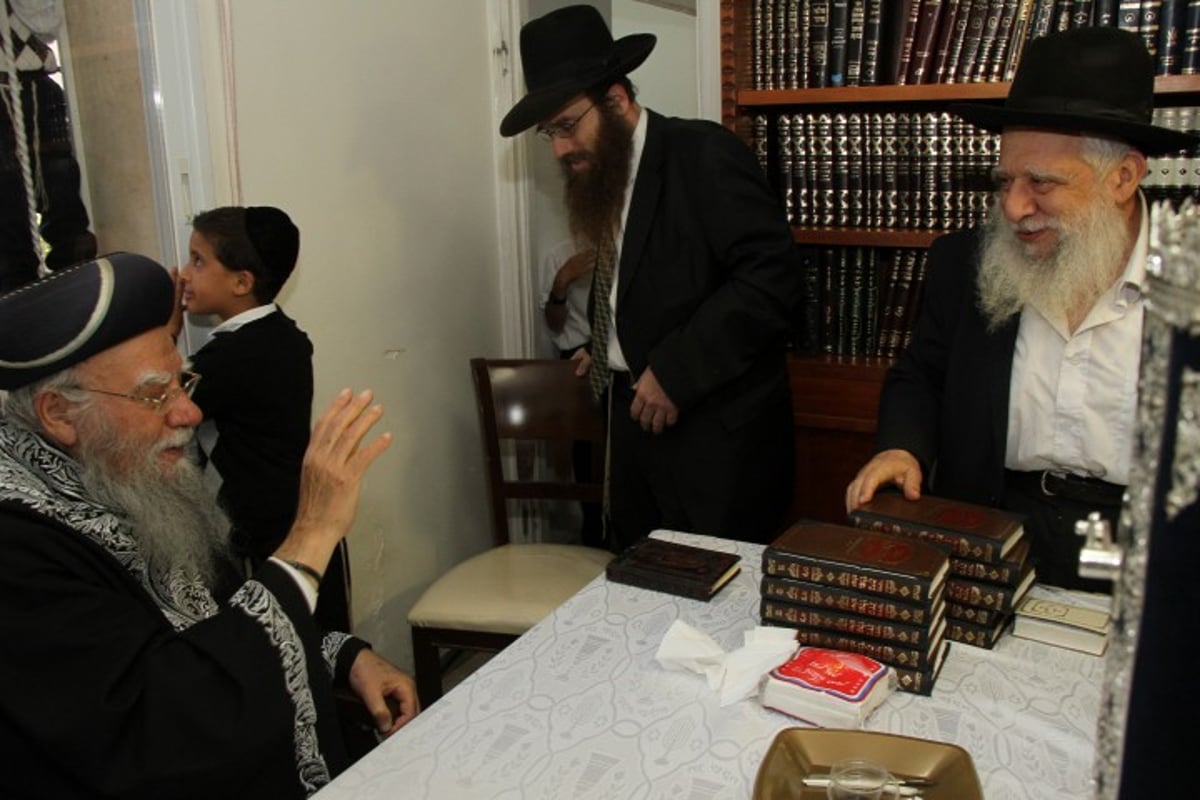 גלריה: הראשון לציון הרב בקשי דורון חגג עם ספר התורה