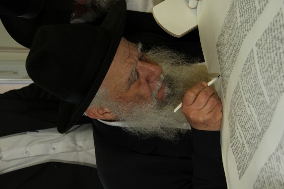 גלריה: הראשון לציון הרב בקשי דורון חגג עם ספר התורה